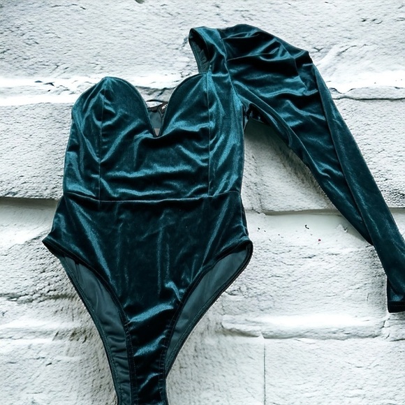 NWT Prettylittlething Tops Forest Green Velvet Long  Sleeve Bodysuit Size 4 - Picture 2 of 5